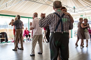 DANSE DU JEUDI APRES-MIDI SUR UN AIR DE MUSETTE AVEC LES PERSONNES DU TROISIEME AGE, GINGUETTE DES ECLUSES, AMFREVILLE-SOUS-LES-MONTS, EURE (27), NORMANDIE, FRANCE 