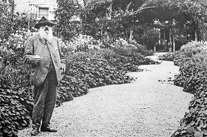 PORTRAIT DU PEINTRE IMPRESSIONNISTE CLAUDE MONET DANS SON JARDIN, GIVERNY, EURE (27), NORMANDIE, FRANCE - MENTION OBLIGATOIRE : COLLECTION FONDATION CLAUDE MONET 