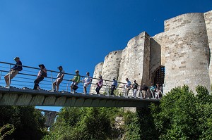 TOURISTES EN VISITE DE LA FORTERESSE MEDIEVALE DE CHATEAU GAILLARD EDIFIE PAR LE ROI D'ANGLETERRE RICHARD COEUR DE LION EN 1198, LES ANDELYS, EURE (27), NORMANDIE, FRANCE 