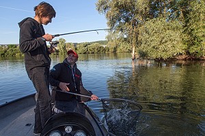 PORTRAIT DE NICOLAS DOUDEUIL, PECHEUR SUR LA SEINE, PECHE DECOUVERTE AUX CARNASSIERS NO KILL, LES ANDELYS, EURE (27), NORMANDIE, FRANCE 