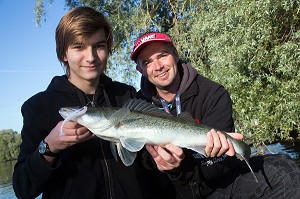 PORTAIT DE NICOLAS DOUDEUIL AVEC UN JEUNE CLIENT, PECHEURS AVEC UN SANDRE SUR LA SEINE, PECHE DECOUVERTE AUX CARNASSIERS NO-KILL, LES ANDELYS, EURE (27), NORMANDIE, FRANCE 