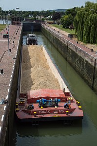 PENICHES DE NAVIGATION FLUVIALE AUX ECLUSES DE POSES, AMFREVILLE-SOUS-LES-MONTS, EURE (27), NORMANDIE, FRANCE 