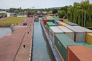 PENICHES DE NAVIGATION FLUVIALE, TRANSPORT DE CONTENEURS, ECLUSES DE POSES, AMFREVILLE-SOUS-LES-MONTS, EURE (27), NORMANDIE, FRANCE 