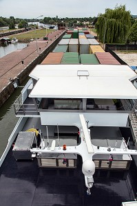 PENICHES DE NAVIGATION FLUVIALE, TRANSPORT DE CONTENEURS, ECLUSES DE POSES, AMFREVILLE-SOUS-LES-MONTS, EURE (27), NORMANDIE, FRANCE 