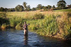 PECHE A LA MOUCHE SUR LE PARCOURS DE LA RIVIERE LA RISLE, LA NEUVE-LYRE (27) EURE, FRANCE 