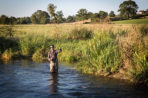 PECHE A LA MOUCHE SUR LE PARCOURS DE LA RIVIERE LA RISLE, LA NEUVE-LYRE (27) EURE, FRANCE 