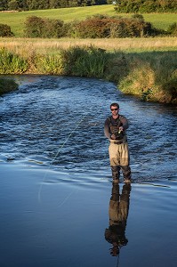 PECHE A LA MOUCHE SUR LE PARCOURS DE LA RIVIERE LA RISLE, LA NEUVE-LYRE (27) EURE, FRANCE 