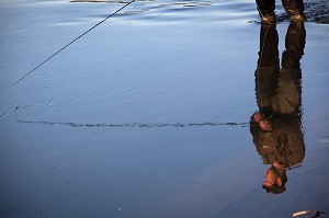 REFLET DU PECHEUR DANS L'EAU, PECHE A LA MOUCHE SUR LE PARCOURS DE LA RIVIERE LA RISLE, LA NEUVE-LYRE (27) EURE, FRANCE 