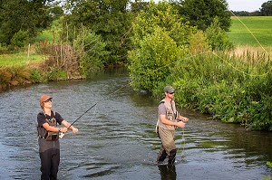 COURS DE PECHE A LA MOUCHE AVEC LE MONITEUR DE FEDERATION DEPARTEMENTALE, PARCOURS DE LA RIVIERE LA RISLE, LA NEUVE-LYRE (27) EURE, FRANCE 