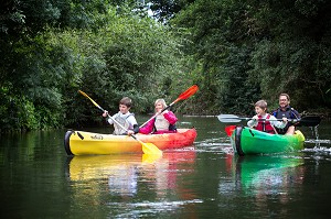 DESCENTE EN FAMILLE, CANOE SUR LA RIVIERE L'EURE, BEAUMONT-LE-ROGER, (27) EURE, FRANCE 