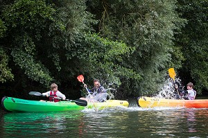 BATAILLE D'EAU EN FAMILLE, DESCENTE EN CANOE SUR LA RIVIERE L'EURE, BEAUMONT-LE-ROGER, (27) EURE, FRANCE 