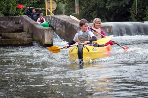 DESCENTE EN FAMILLE, CANOE SUR LA RIVIERE L'EURE, BEAUMONT-LE-ROGER, (27) EURE, FRANCE 