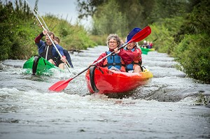 DESCENTE EN CANOE SUR LA RIVIERE L'EURE, BEAUMONT-LE-ROGER, (27) EURE, FRANCE 