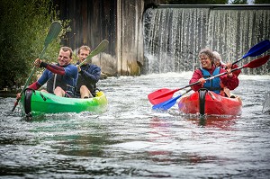 DESCENTE EN CANOE DEVANT UNE CHUTE D'EAU SUR LA RIVIERE L'EURE, BEAUMONT-LE-ROGER, (27) EURE, FRANCE 