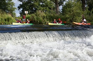 PETITS RAPIDES, PASSAGE EN EAUX VIVES LORS D'UNE DESCENTE EN CANOE SUR LA RIVIERE LA RISLE, BRIONNE,  (27) EURE, FRANCE 