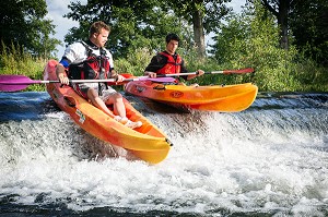 PETITS RAPIDES, PASSAGE EN EAUX VIVES LORS D'UNE DESCENTE EN CANOE SUR LA RIVIERE LA RISLE, BRIONNE (27) EURE, FRANCE 