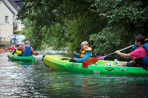 DESCENTE EN CANOE SUR LA RIVIERE LA RISLE, VILLE DE BRIONNE  (27) EURE, FRANCE 