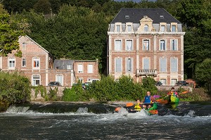 DESCENTE EN CANOE SUR LA RIVIERE LA RISLE, VILLE DE BRIONNE (27) EURE, FRANCE 