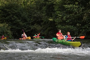 PETITS RAPIDES, PASSAGE EN EAUX VIVES LORS D'UNE DESCENTE EN CANOE SUR LA RIVIERE LA RISLE, BRIONNE (27) EURE, FRANCE 