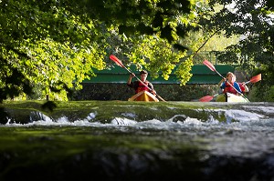 PETITS RAPIDES, PASSAGE EN EAUX VIVES LORS D'UNE DESCENTE EN CANOE SUR LA RIVIERE LA RISLE, BRIONNE (27) EURE, FRANCE 