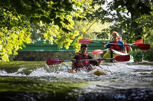 PETITS RAPIDES, PASSAGE EN EAUX VIVES LORS D'UNE DESCENTE EN CANOE SUR LA RIVIERE LA RISLE, BRIONNE (27) EURE, FRANCE 