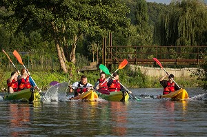 PETITE COURSE DE VITESSE POUR KAYAKISTES ENTRAINES DU CLUB, DESCENTE EN CANOE SUR LA RIVIERE LA RISLE, BRIONNE (27) EURE, FRANCE 