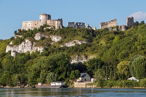 BORD DESEINE DEVANT LA FORTERESSE MEDIEVALE DE CHATEAU GAILLARD EDIFIE PAR LE ROI D'ANGLETERRE RICHARD COEUR DE LION EN 1198, LES ANDELYS, EURE (27), NORMANDIE, FRANCE 