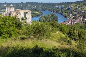 LA SEINE ET LE VILLAGE DU PETIT-ANDELY, FORTERESSE MEDIEVALE DE CHATEAU GAILLARD EDIFIE PAR LE ROI D'ANGLETERRE RICHARD COEUR DE LION EN 1198, LES ANDELYS, EURE (27), NORMANDIE, FRANCE 
