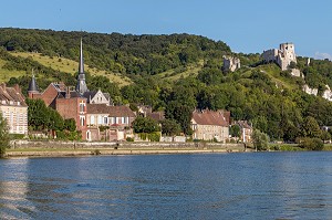 LA SEINE ET LE VILLAGE DU PETIT-ANDELY, FORTERESSE MEDIEVALE DE CHATEAU GAILLARD EDIFIE PAR LE ROI D'ANGLETERRE RICHARD COEUR DE LION EN 1198, LES ANDELYS, EURE (27), NORMANDIE, FRANCE 