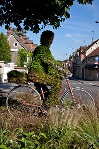 HOMME A VELO, SCULPTURE VEGETALE, SAINT-PIERRE-DE-BAILLEUL, EURE (27), FRANCE 