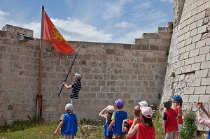 ERECTION DU DRAPEAU DES NORMANDS AU CHATEAU GAILLARD, ANIMATION 'A L'ATTAQUE' DESTINEE AUX ENFANTS, CHATEAU FORT ERIGE PAR RICHARD COEUR-DE-LION ENTRE 1196 ET 1198, LES ANDELYS, EURE (27), FRANCE 