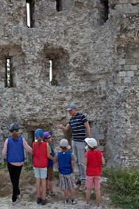 VISITE GUIDEE DU CHATEAU GAILLARD, ANIMATION 'A L'ATTAQUE' DESTINEE AUX ENFANTS, CHATEAU FORT ERIGE PAR RICHARD COEUR-DE-LION ENTRE 1196 ET 1198, LES ANDELYS, EURE (27), FRANCE 