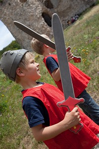 DEFENSE DE L'ENTREE DU CHATEAU GAILLARD, ANIMATION 'A L'ATTAQUE' DESTINEE AUX ENFANTS, CHATEAU FORT ERIGE PAR RICHARD COEUR-DE-LION ENTRE 1196 ET 1198, LES ANDELYS, EURE (27), FRANCE 