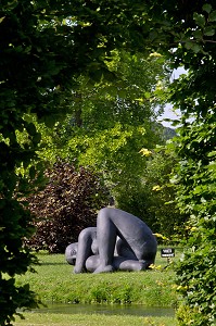 'HARMONIE', SCULPTURE DE ANTONIUCCI VOLTI, AU BORD DE LA RIVIERE LE CRAVON, PARC DES SCULPTURES, JARDIN DU CHATEAU DE VASCOEUIL, EURE (27), FRANCE 