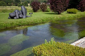 'HARMONIE', SCULPTURE DE ANTONIUCCI VOLTI, AU BORD DE LA RIVIERE LE CRAVON, PARC DES SCULPTURES, JARDIN DU CHATEAU DE VASCOEUIL, EURE (27), FRANCE 