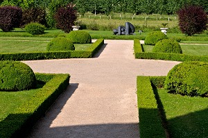 'HARMONIE', SCULPTURE DE ANTONIUCCI VOLTI, AU BORD DE LA RIVIERE LE CRAVON, PARC DES SCULPTURES, JARDIN DU CHATEAU DE VASCOEUIL, EURE (27), FRANCE 