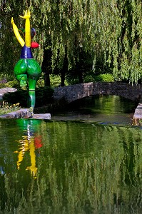 'LUDIVINE' (1993), SCULPTURE DE JACKY COVILLE DEVANT LA CASCADE DU PARC DES SCULPTURES, JARDIN DU CHATEAU DE VASCOEUIL, EURE (27), FRANCE 