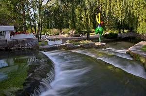 'LUDIVINE' (1993), SCULPTURE DE JACKY COVILLE DEVANT LA CASCADE DU PARC DES SCULPTURES, JARDIN DU CHATEAU DE VASCOEUIL, EURE (27), FRANCE 