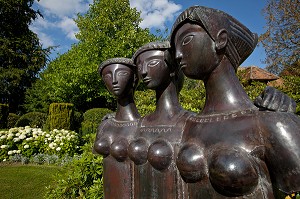 'CHUCHOTEMENTS' ((1985), OEUVRE DE ANTONIUCCI VOLTI, PARC DES SCULPTURES, JARDIN DU CHATEAU DE VASCOEUIL, EURE (27), FRANCE 