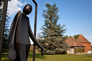 'LES TROIS PAS' (1998), SCULPTURE D'OLIVIER GERVAL, PARC DES SCULPTURES, JARDIN DU CHATEAU DE VASCOEUIL, EURE (27), FRANCE 