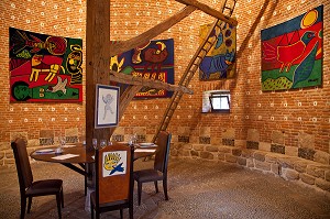 TAPISSERIES CONTEMPORAINES DE L'ARTISTE CORNEILLE (1922-2010), EXPOSITION TEMPORAIRE A L'INTERIEUR DU COLOMBIER EN BRIQUES ROUGES, CHATEAU DE VASCOEUIL, EURE (27), FRANCE 