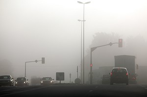 ROUTE NATIONALE RN26, ENTRE VERNEUIL-SUR-AVRE ET L'AIGLE, DANS LE BROUILLARD DU MATIN, BOURTH, EURE (27), NORMANDIE, FRANCE 