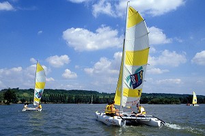 CATAMARANS, ECOLE FRANCAISE DE VOILE, PLAN D'EAU DE MEZIERES-ECLUZELLES, EURE-ET-LOIR (28), FRANCE 