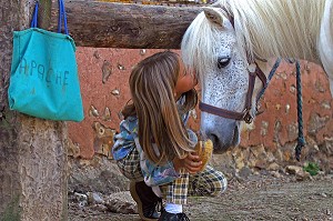 BISOU AU PONEY, FERME EQUESTRE DE MONTIGNY-SUR-AVRE, EURE-ET-LOIR (28), FRANCE 