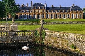 PARC ET PETIT CHATEAU, CHATEAU DES SAINT-SIMON DE LA FERTE-VIDAME, EURE-ET-LOIR (28), FRANCE 