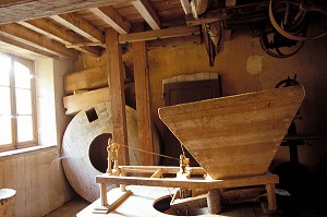 INTERIEUR DU MOULIN DE MOLEANS, FABRICATION DE FARINE, EURE-ET-LOIR (28), FRANCE 