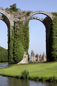 VUE DE L'AQUEDUC CONSTRUIT 1683 PAR VAUBAN ET LA HIRE DEVANT LE CHATEAU DE MAINTENON, EURE-ET-LOIR, FRANCE 