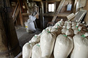 SACS DE FARINE DANS LE MOULIN A VENT DU BOIS DE FEUGERES, BEAUCE, EURE-ET-LOIR (28), FRANCE 