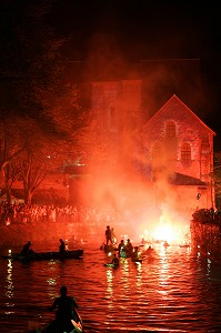 FETE DE L'EAU, SPECTACLE NOCTURNE SUR LA RIVIERE ET JEU DE LUMIERE SUR LA FACADE DE L'EGLISE SAINT-AIGNAN, CHARTRES, EURE-ET-LOIR (28), FRANCE 