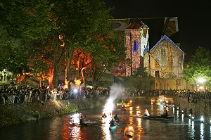 FETE DE L'EAU, SPECTACLE NOCTURNE SUR LA RIVIERE ET JEU DE LUMIERE SUR LA FACADE DE L'EGLISE SAINT-AIGNAN, CHARTRES, EURE-ET-LOIR (28), FRANCE 